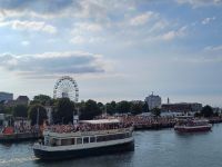 Warnemünde Auslaufen wird gefeiert.jpg