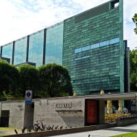 Tallinn: Kunstmuseum KUMU im Park von Kadriorg