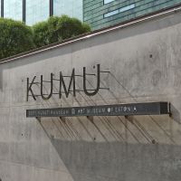 Tallinn: Kunstmuseum KUMU im Park von Kadriorg