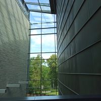 Tallinn: Kunstmuseum KUMU im Park von Kadriorg