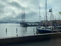 an alten Booten vorbei