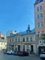  ...wenige Holzhäuser