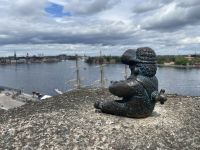 Karlsson auf dem Dach schaut auf die Stadt