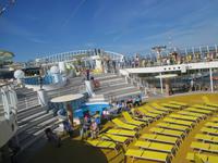 Die Sonnenliegen warten auf die Gäste