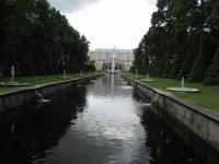 Der Kanal vom Meer zum Schloss mit Fontainen