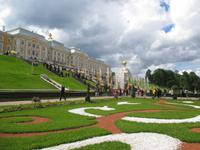 Schöne Gartengestaltung im Peterhof