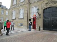 Vor jedem Haus ein Wachmann