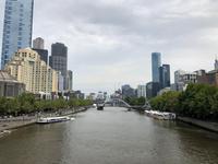 Spaziergang zur Flinders Station am Yarra River vorbei in Melbourne