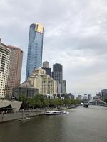 Spaziergang zur Flinders Station am Yarra River vorbei in Melbourne