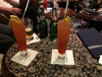 Gemeinsamer Drink in der Wheelhouse Bar auf der Diamond Princess