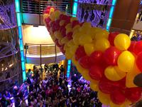 Große Ballon-Fallen-Party im Atrium auf der Diamond Princess