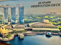 Singapur _ Hotel Marina Bay Sands und Shoppingmall davor 