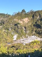 Ankunft in Rotorua - dampfende Erde