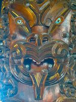 Maori-Schnitzerei am Eingang zu Te Puia