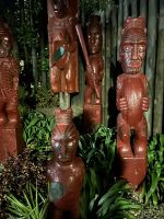 Schnitzerei mit den typischen Tatoos