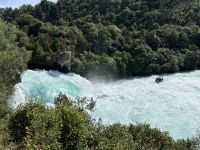 Huka Wasserfall - man beachte das Boot!