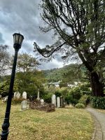 weg führt durch den Friedhof