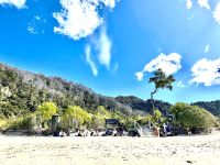 die anderen schauen vom Strand aus zu