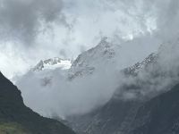 die schneebedeckten Gipfel zeigen sich