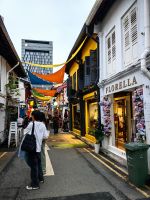 Hier sind noch kleine Gassen, daneben die Hochhäuser von Singapur, Kampong Glam