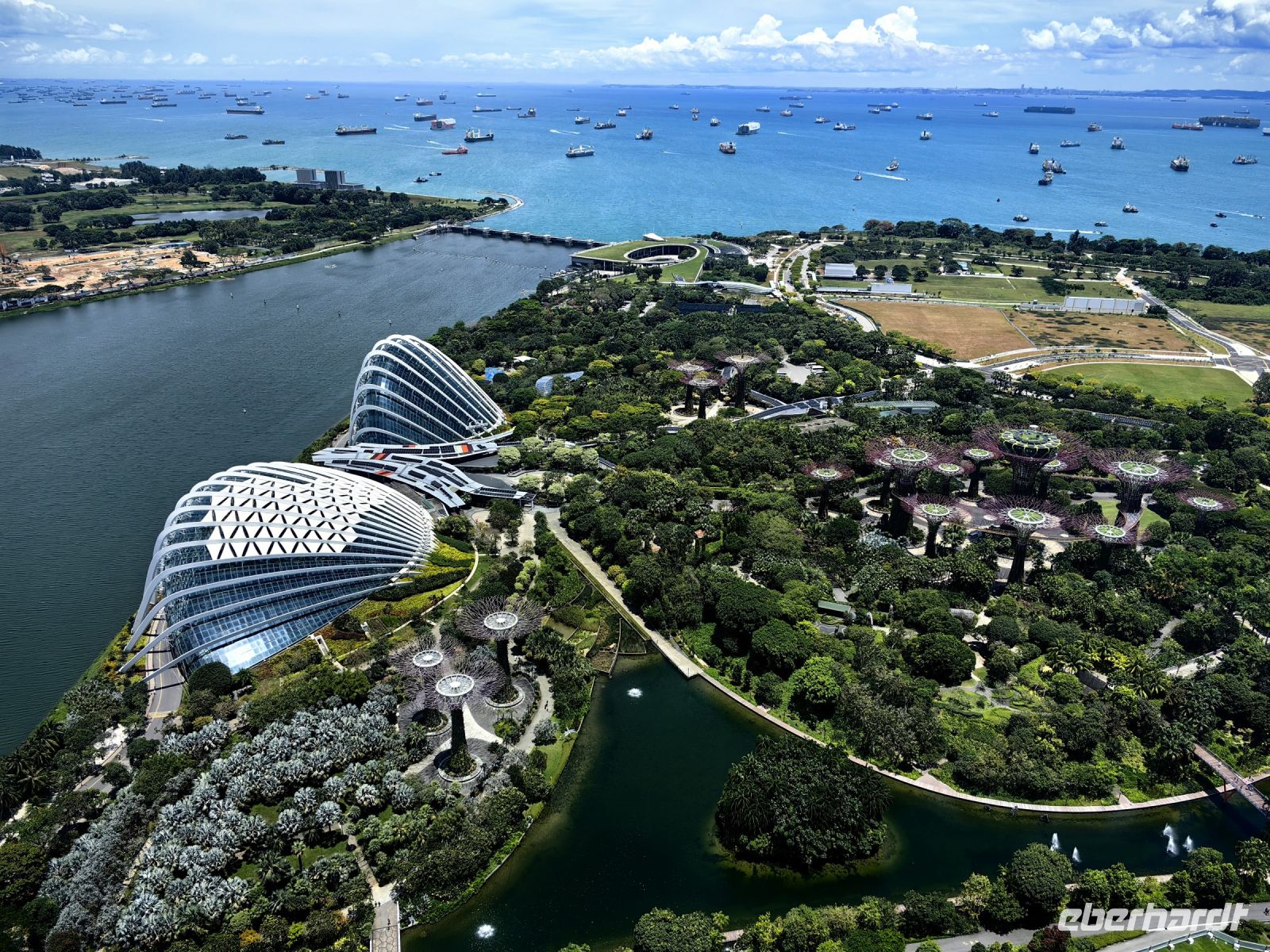 Blick auf die Gewächshäuser in Singapur vom Marina Bay Sands Hotel aus