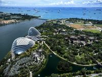 Blick auf die Gewächshäuser in Singapur vom Marina Bay Sands Hotel aus