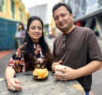 Indisches Pärchen schlemmt in Little India