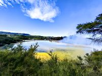 Schillernde Farben des Schwefels in Wai-O-Taupo