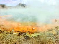 Ein Teil der Schwefelseen in Wai-O-Taupo schimmert ocker