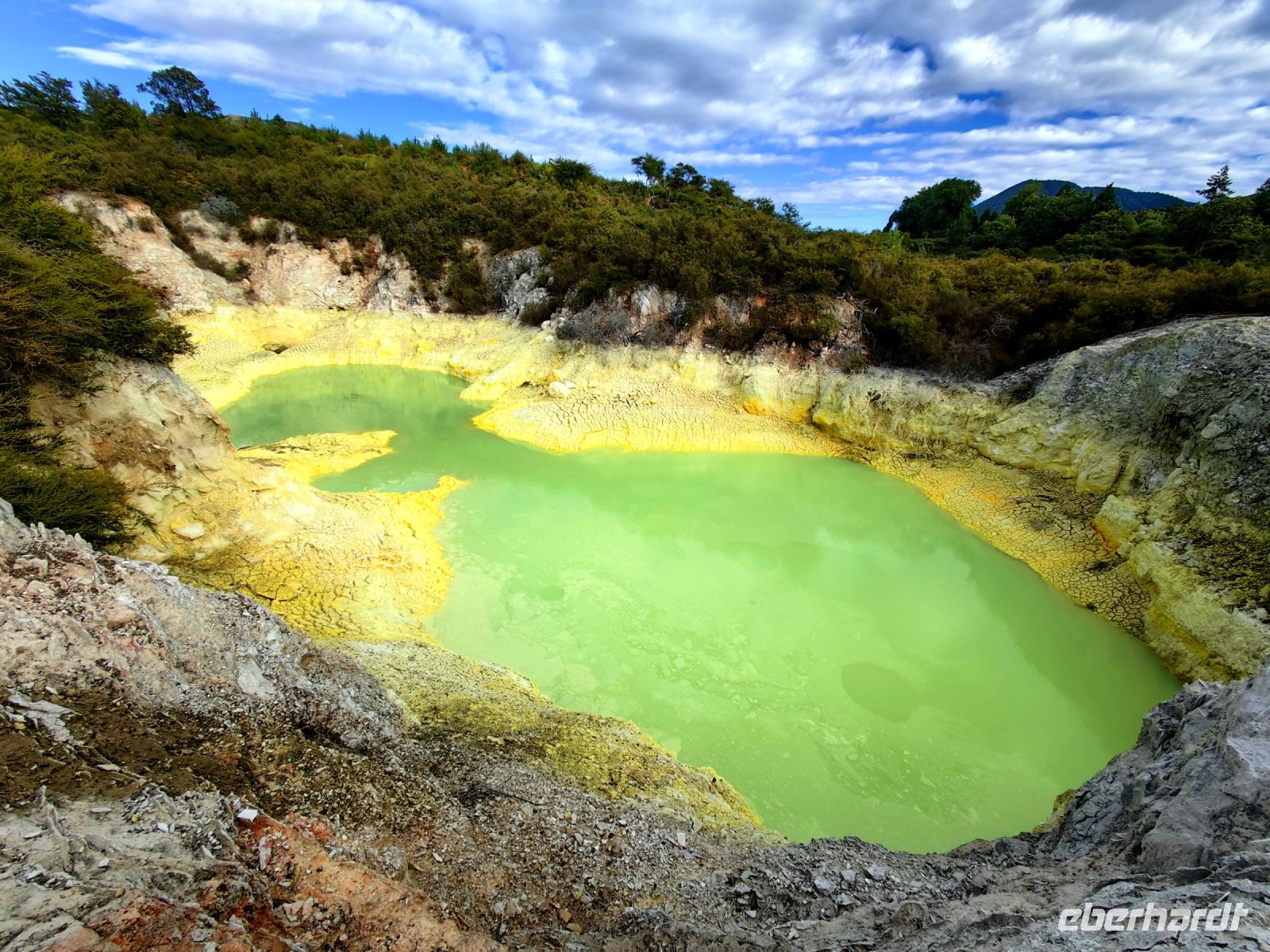 Schwefelhaltiger See in Wai-O-Taupo