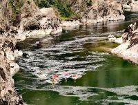 Bei niedrigem Wasser kann man Kajak auf dem Bullerfluß fahren