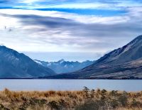 Über dem Lake Ohau ragt der Mount Cook raus am Abend