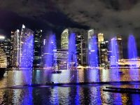 Bei der Spectra Lasershow schießen die Fontänen in die Höhe, Singapur