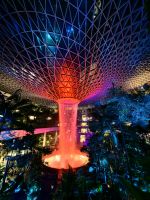 Jewel, der berühmte Wasserfall im Changi Airport von Singapur
