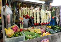 Stand mit Blumengebetsketten in Little India in Singapur