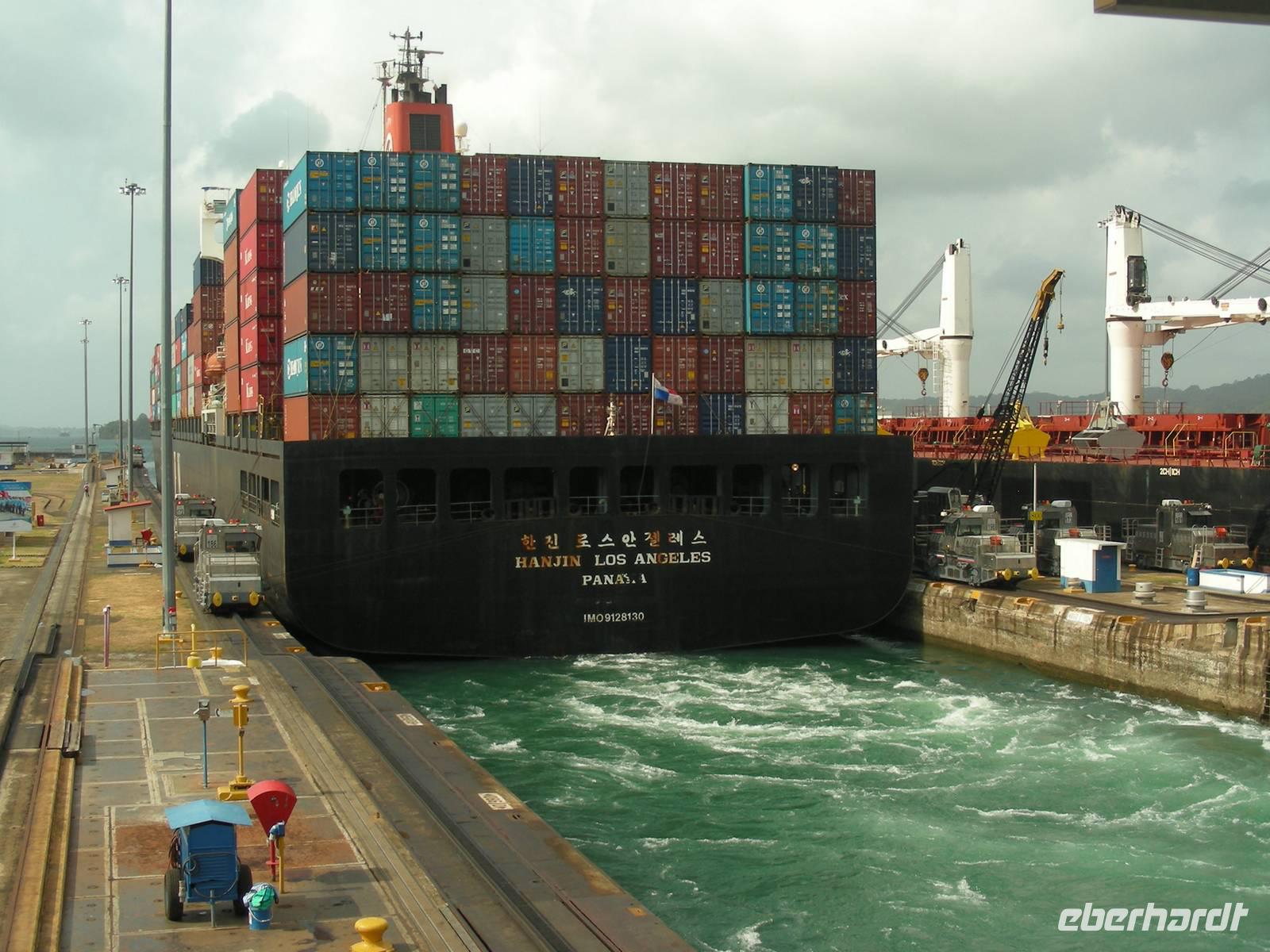 Containerfrachter beim Verlassen der Gatunschleuse