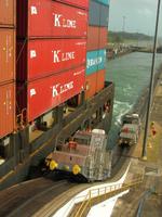 Einschleusen an der Gatunschleuse Panamakanal