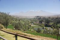 fruchtbares-Land-bei-Arequipa_mit-dem-Vulkan-Chachani_Peru