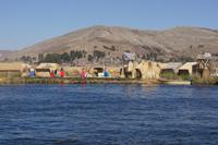 Besuch-bei-einer-Familie-auf-den-Uros-Inseln_Titicacasee_Peru