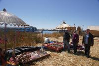 Besuch-bei-einer-Familie-auf-den-Uros-Inseln_Titicacasee_Peru