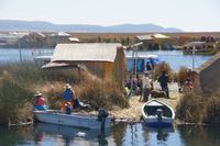 Besuch-bei-einer-Familie-auf-den-Uros-Inseln_Titicacasee_Peru