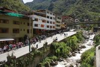 Schlange-stehen-in-Aguas-Calientes_Peru