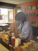 63_Auf unserer Stadtrundfahrt durch Arequipa - Paulina gibt Maca Schnaps aus