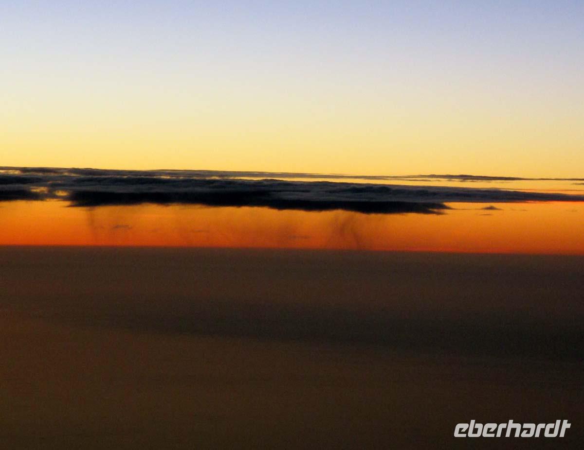 Sonnenaufgang mit Gewitter über dem Atlantik