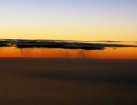 Sonnenaufgang mit Gewitter über dem Atlantik