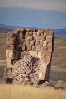 Großer Grabtum von Sillustani, die Aushöhlungen sind kein Lego-Baukastensystem sondern dienten wohl dazu, den Stein leichter zu machen.