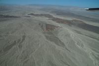 Die jüngeren, nichtgegenständlichen Nazcalinien führen zum Teil auch über Berge