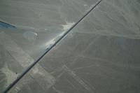 Nazca: Die Eidechse (geschnitten von der Panamericana), der Baum und die Hände