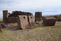 Zerbrochener Stein, die Zapfen dienen dem Angeben des Steins