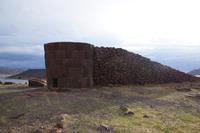 Die Grabtürme sind konisch geformt, oben breiter als unten 